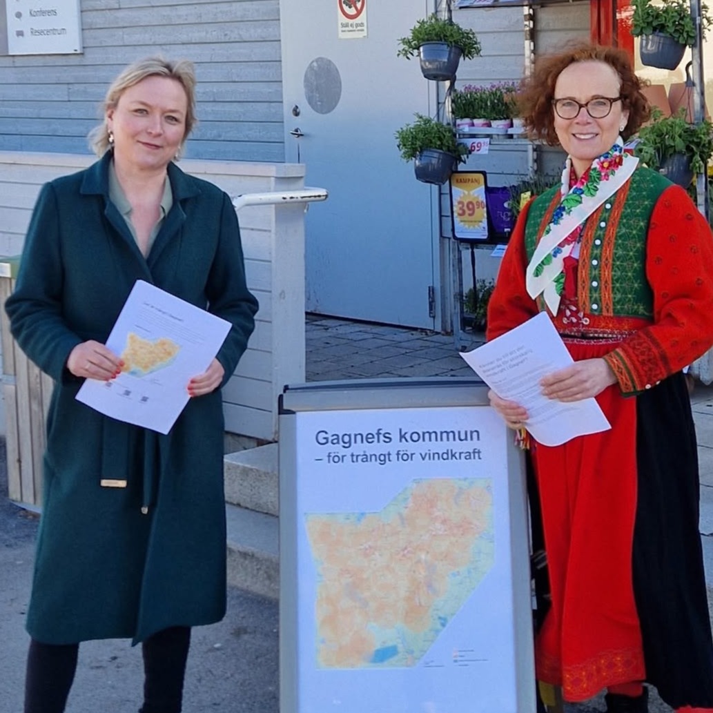 Anna Pettersson och Matilda Lund utanför Lindberghallen.